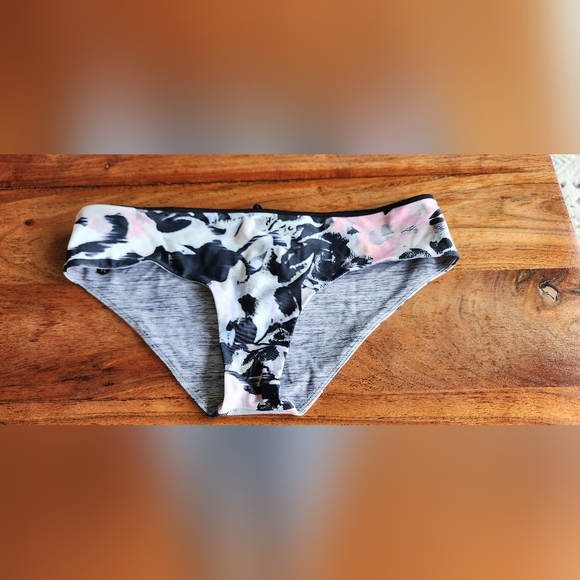 Lululemon 2 piece swim wear - Picture 3 of 11